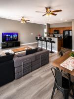 4BR Indy Home Near Downtown, Pets Welcome, Parking - Bed and Breakfast Indianapolis