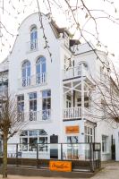 Strandvilla Aegir mit Ostseeblick und Strandkorb am Strand - B&B Ostseebad Binz