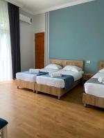 Vierbettzimmer mit Balkon