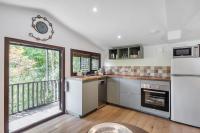 Treetops Lodge, private Cornish hideaway, parking, garden - B&B Truro