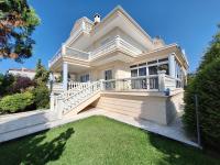 Katerini Grand Luxury Villa with Garden and Jacuzzi - Bed and Breakfast Kateríni