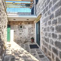 Luštica Stone Villa by V&J - Historic House with Exclusive Beachfront Sunbeds - B&B Luštica
