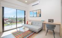 Chic 2BR Pool & BBQ Lounge 10 mins to Shopping - B&B Luque
