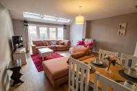 3-Bed Salford Home, Free Parking & Wi-Fi - Chambres d'hôtes Manchester