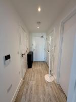 Modern, high-end one bedroom flat with rooftop garden, gym, co-working space and parking - B&B Cowbridge