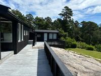 Peaceful seaside cabin with guest house - large private outdoor areas and boat available on request - Ferienwohnung Eigebrekk