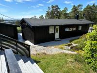 Peaceful seaside cabin with guest house - large private outdoor areas and boat available on request - Ferienwohnung Eigebrekk