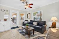 Enjoy Sunny Days by the Pool and Beautiful Sunset Beach Walks at Coconut Villa's Suite 10! - Chambres d'hôtes St. Pete Beach