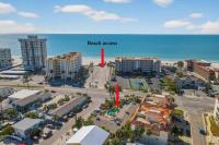 Enjoy Sunny Days by the Pool and Beautiful Sunset Beach Walks at Coconut Villa's Suite 10! - Chambres d'hôtes St. Pete Beach