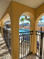 Enjoy Sunny Days by the Pool and Beautiful Sunset Beach Walks at Coconut Villa's Suite 10! - Chambres d'hôtes St. Pete Beach