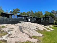Peaceful seaside cabin with guest house - large private outdoor areas and boat available on request - Ferienwohnung Eigebrekk