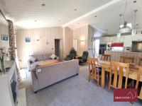 Shorefield Country Park 4 Bedroom Lodge communal swimming pool - B&B Milford on Sea