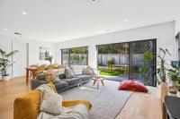 Stylish Family Retreat with Pool - B&B Torquay