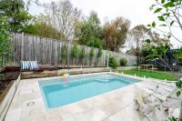 Stylish Family Retreat with Pool - B&B Torquay