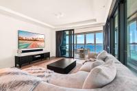 Jewel Level 18 Luxe 3BR Oceanfront Escape, Pools - B&B Gold Coast