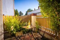 Charming Historic Cottage with Two Apartments near Prague Zoo - B&B Prague