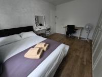 Spacious Double Room with Shared Bathroom - B&B Londra