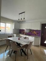 Alpine Grace Retreat - Ferienwohnung Novaci