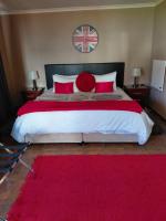 Zimmer mit Kingsize-Bett und Gartenblick. 