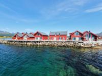 Modern seafront cabin with sauna 8 mins to Leknes - B&B Storeidet