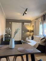 Cozy & Stylish Apartment - Steps from the Market - B&B Mitilene