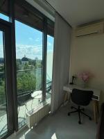 RentNow Crown Plaza Apartment with Main Garden View - Ferienwohnung Chişinău