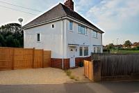 Spacious 3 Bed House in Northampton - Sleeps 6 - Driveway Parking - Fast WiFi - B&B Kingsthorpe