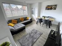 Spacious 3 Bed House in Northampton - Sleeps 6 - Driveway Parking - Fast WiFi - B&B Kingsthorpe