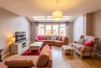 3-Bed Salford Home, Free Parking & Wi-Fi - B&B Manchester