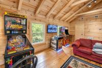 Retreat w Hot Tub Fire Pit Pool Table Foosball - B&B Sevierville
