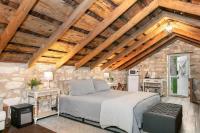 Nimitz Loft - 1855 Historic Loft on Main St - B&B Fredericksburg