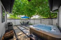 Bottles & Boots on Burbank - Hot Tub & Fireplace - Ferienwohnung Fredericksburg