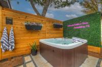 Bubble on Bowie - Mins to Main Hot Tub & Fire Pit - B&B Fredericksburg