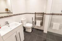 Family-Friendly 3-Bed Home Downstairs Bath & Bed Perfect Long Stays NW3 - B&B Londra