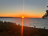 Condo in Glen Arbor with Lake Michigan sunset views fireplace deck washer & dryer - Ferienwohnung Glen Arbor