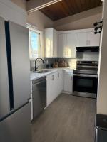 Lovely 2 bdrm Semi-detached - Ferienwohnung Calgary