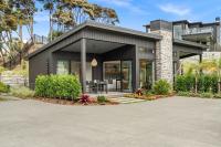 Boutique Coastal Retreat with Bath Walk to Beach - B&B Mangawhai