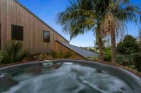 Romantic Retreat with Hot Tub Glasshouse and Ensuite - B&B Auckland
