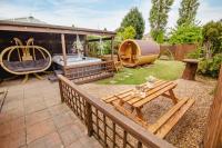 Holiday Haven Oasis Hot Tub Sauna Driveway - B&B Frecheville