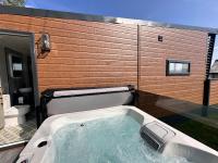 4 - Castle View Pod with Hot Tub - B&B Llandudno Junction