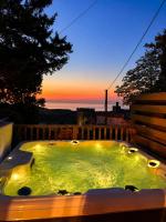 Castle Cove Lodge - Luxury Hot Tub & Castle and Sea Views - B&B Berrynarbor