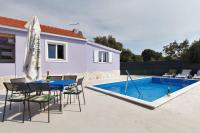 Holiday home Nancy with swimming pool - B&B Vinišće