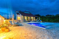 Holiday House Paula sa privatnim grijanim bazenom na mirnoj lokacija blizu mora - Chambres d'hôtes Privlaka