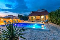 Holiday House Paula sa privatnim grijanim bazenom na mirnoj lokacija blizu mora - Chambres d'hôtes Privlaka