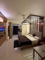 Studio near Metro Couples Friendly Parking WiFi - B&B Ghaziabad