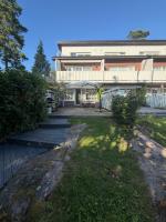 Soukka Seaside, Modern Townhouse with Private Sauna & BBQ - Chambres d'hôtes Espoo
