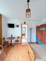 Cozy house with garden for rent in the center of Oni - Chambres d'hôtes Oni