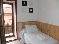 Zweibettzimmer mit eigenem Bad außerhalb des Zimmers