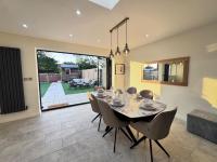 Stay Nest London|Modern Holiday Home - Bed and Breakfast Uxbridge