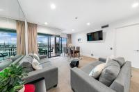 Sophisticated Spacious APT w Stunning Harbour View - Ferienwohnung Auckland